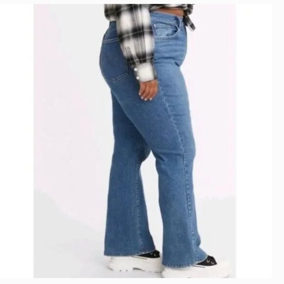 LEVI'S Women's Plus Size Ribcage Boot Button Fly Jeans in Medium Wash | Size 18W - Picture 1 of 15